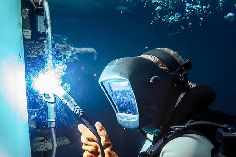  Para trabajar bajo el agua, se requieren trajes de buceo secos y cascos que permiten la comunicación con la superficie. Foto: OASA Norte   